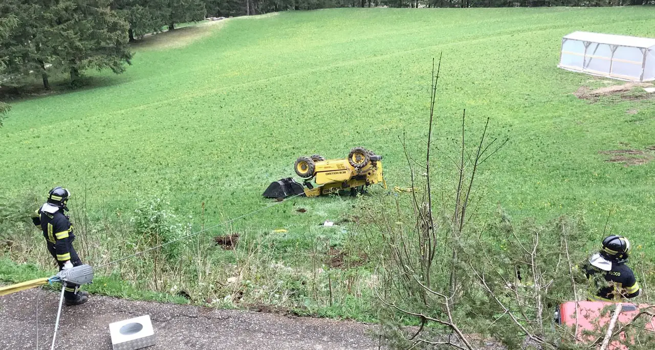 La ruspa si ribalta a Soraga paura per un sessantenne che si salva sbalzato fuori