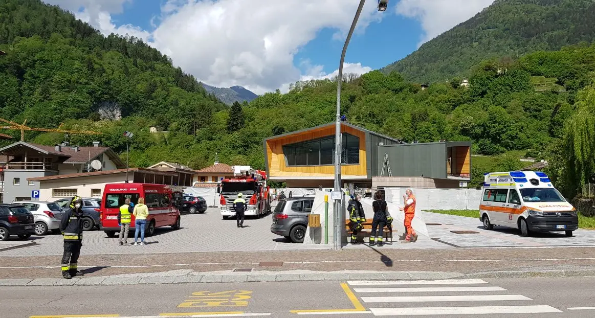 Pieve di Bono, operai sul tetto minacciano di buttarsi se non verranno pagati