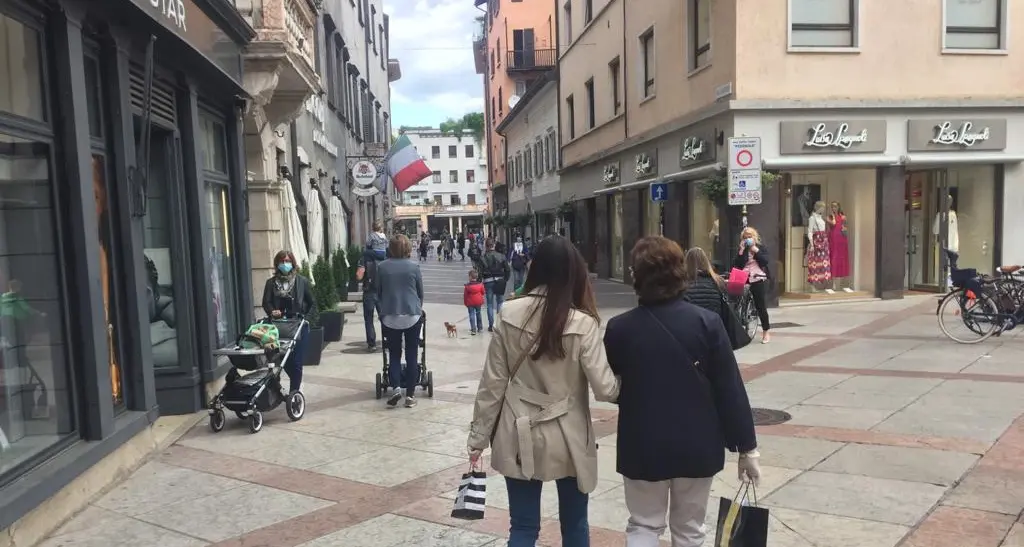 In città c'è tanta voglia di shopping Negozi aperti e centro storico affollato in molti già con le borse degli acquisti