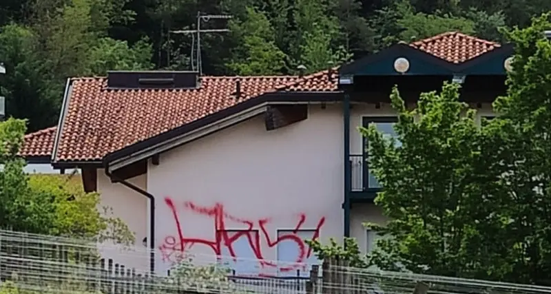 Vandali in azione con lo spray sulla collina di Trento