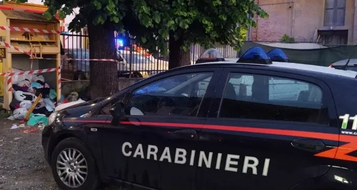 Un bambino di dieci anni muore schiacciato nel cassonetto dei vestiti usati: dramma a Bergamo