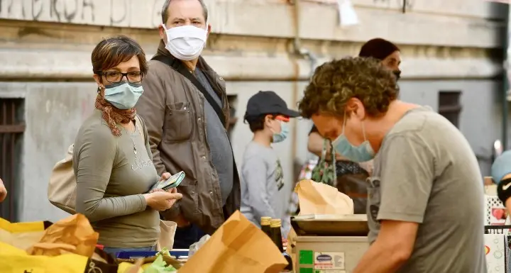 L'Istituto superiore di sanità: «Il virus resta sulla mascherina contaminata fino a 4 giorni»