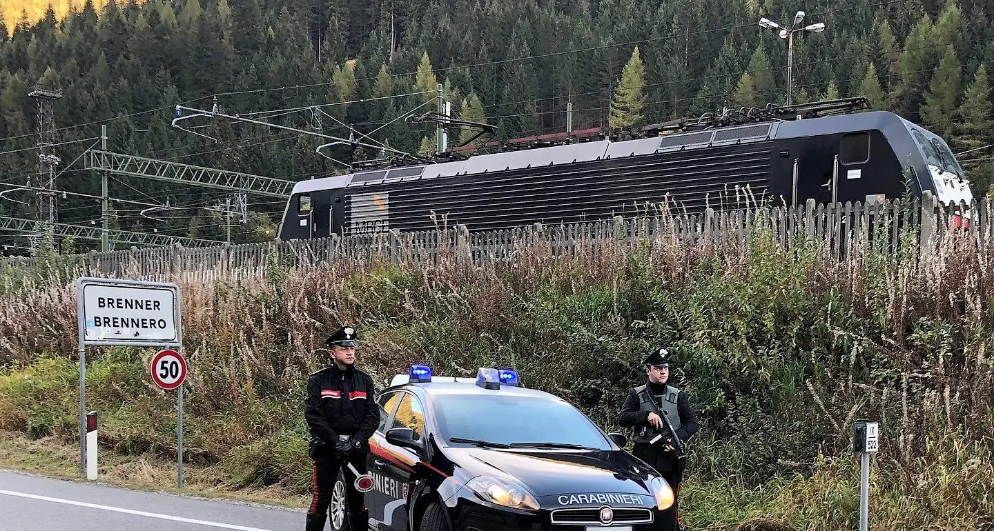 \"Passatore\" fermato al Brennero Sull'auto quattro clandestini Ma l'Austria non li riprende