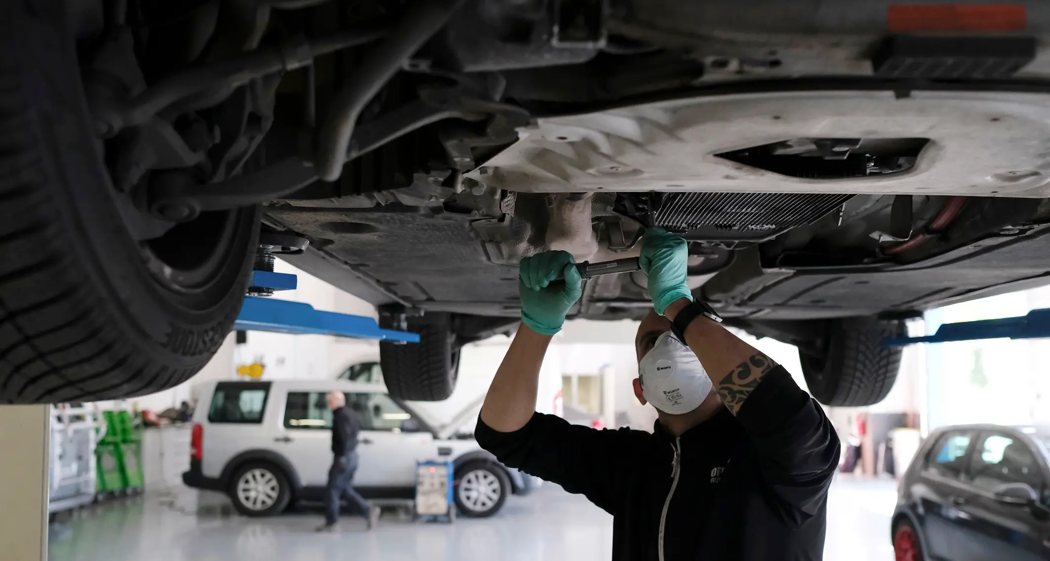 Lascia l'auto in officina e non paga: il giudice la assegna al meccanico, che però dovrà pagare la tassa non versata