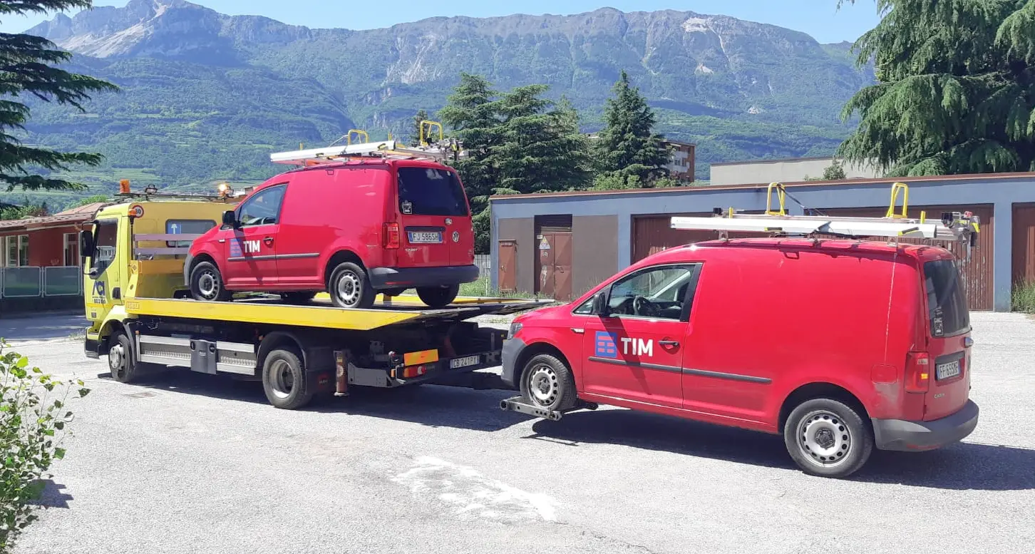 Nuovo attentato contro Tim danneggiate le auto di servizio e il personale ora ha paura