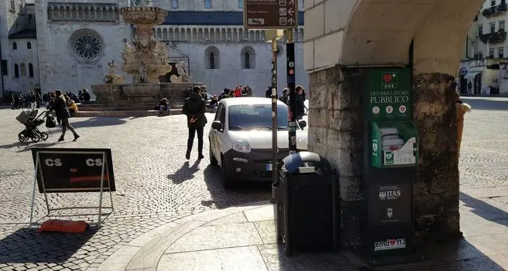 Rubati due defibrillatori in pieno centro storico, l'annuncio dal Comune di Trento