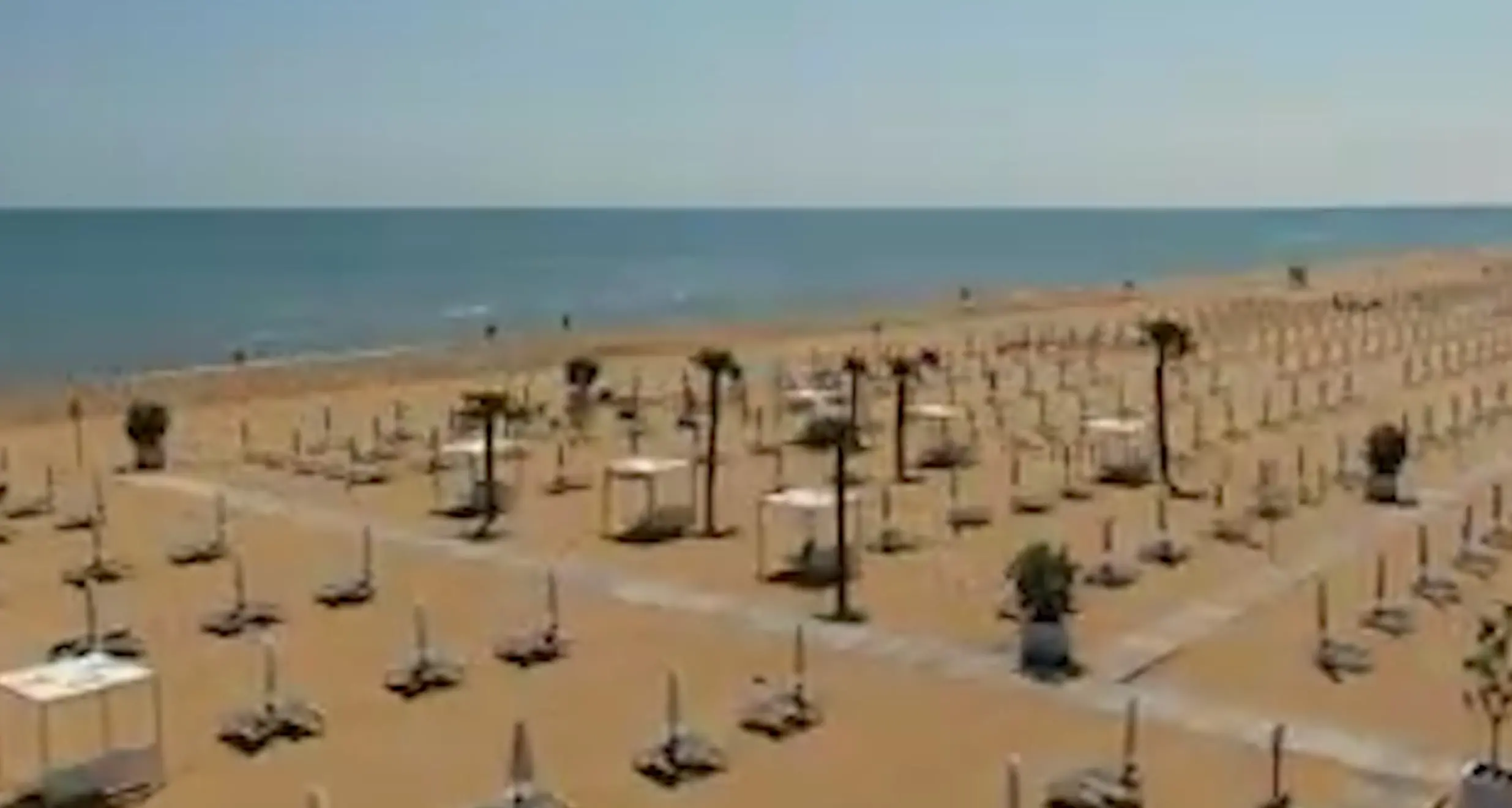 Ombrelloni e sdraio a distanza Eccome a Bibione preparano la spiaggia - Video