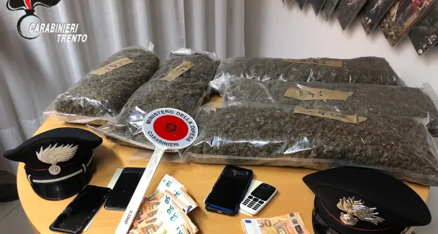 Fermati con la droga in auto 5 kg di marijuana sottovuoto