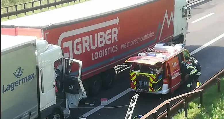 Incidente fra Tir in A22: è morto il camionista che dormiva nella cuccetta