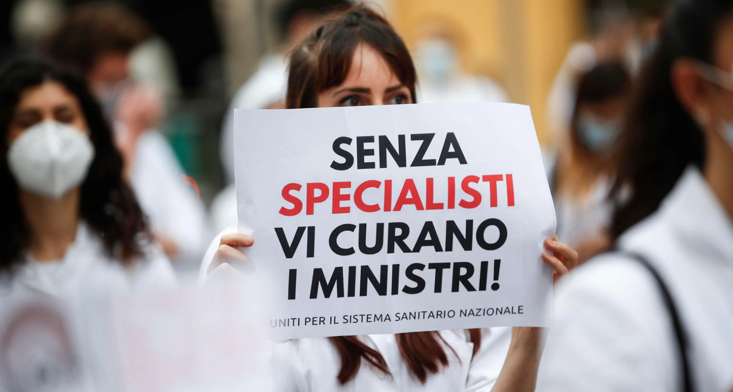 La protesta dei medici specializzandi in piazza «Vogliamo un contratto»