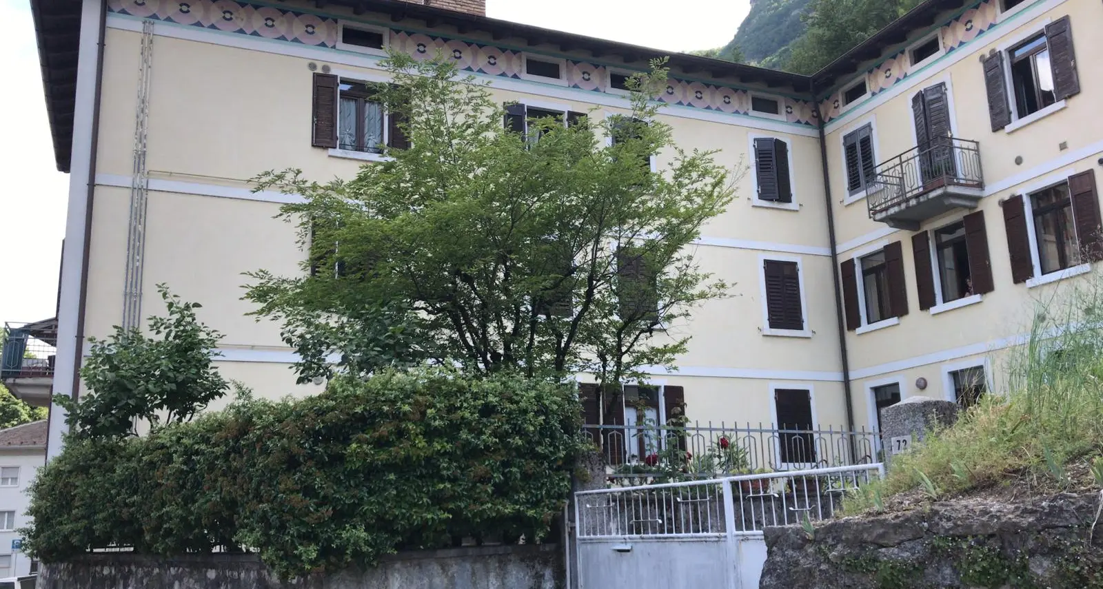 Picchia la compagna a sangue e la cosparge di benzina: arrestato a Mezzolombardo