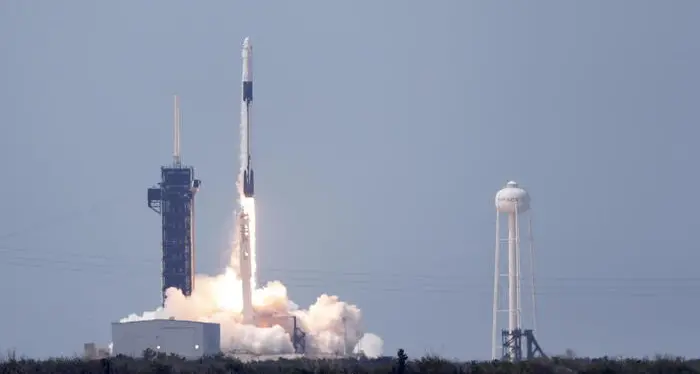Lanciata la Crew Dragon: gli Usa riportano nello spazio due astronauti dopo 9 anni