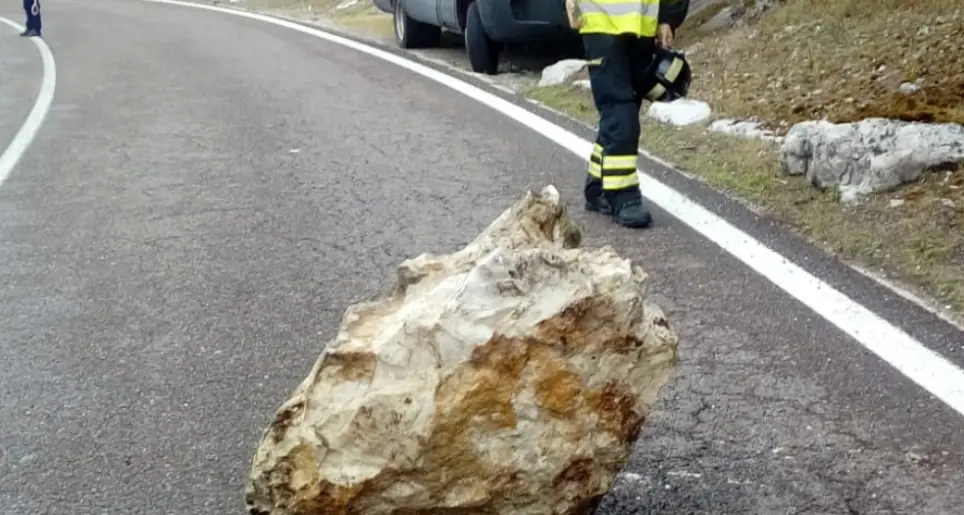 Un enorme masso roccioso si schianta sulla Maza