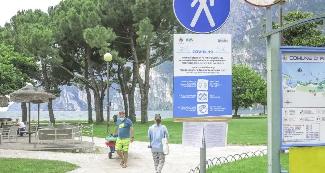 In spiaggia numero chiuso Non più di 6.500 persone e sdraio a 4 metri