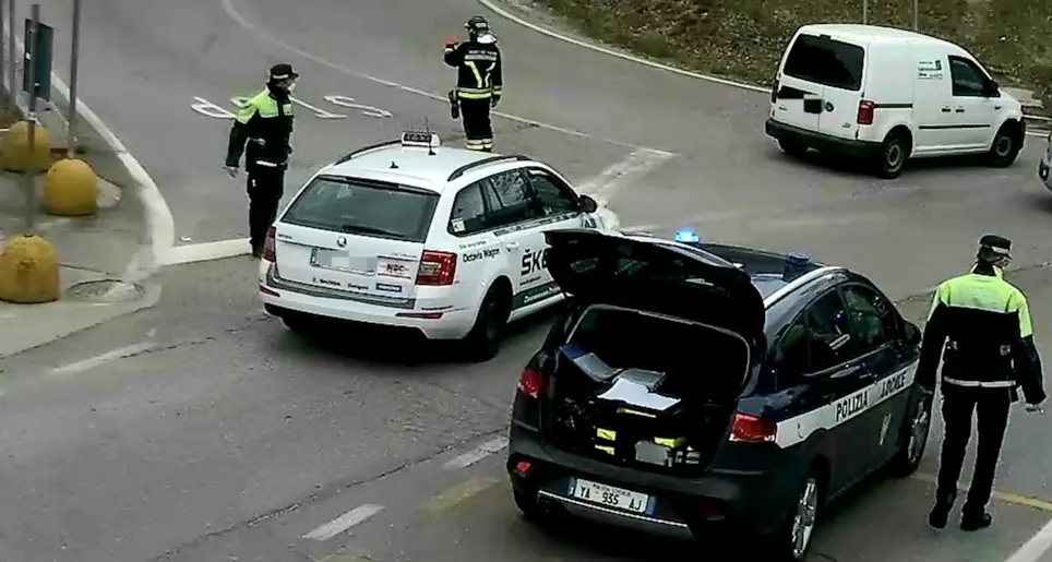 \"Convoca\" una escort in taxi per una prestazione a domicilio E la donna rimedia la multa