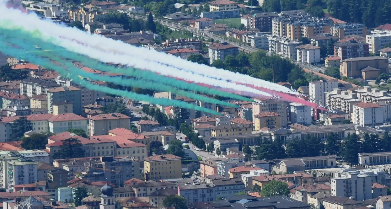 Ecco le Frecce Tricolori sul cielo di Trento Doppio passaggio per la Festa della Repubblica