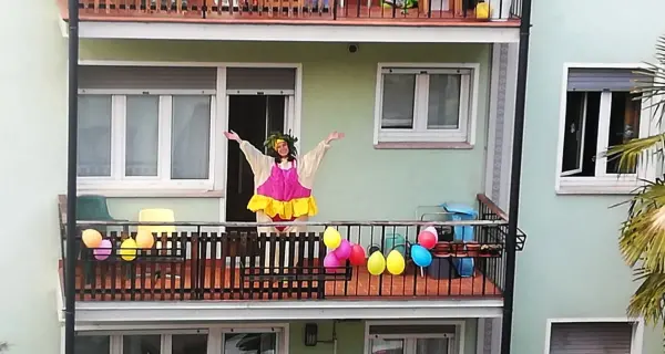 Storie di quarantena: la festa di laurea si fa sui balconi