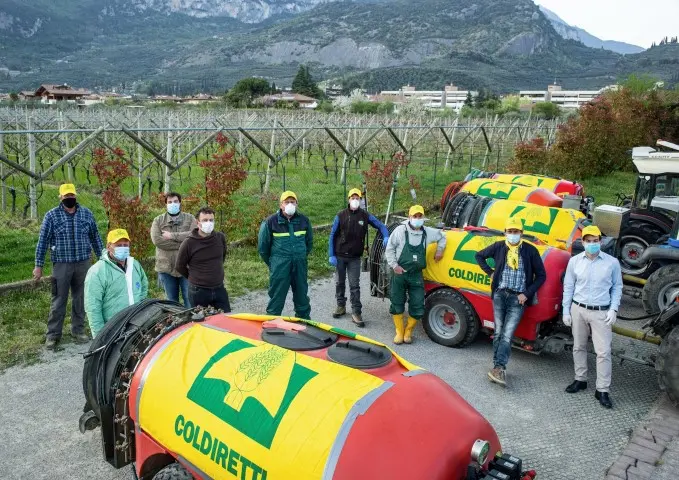 coldiretti sanificazione trattori arco covid-19 coronavirus aprile 2020 prima volta in trentino foto jacopo salvi