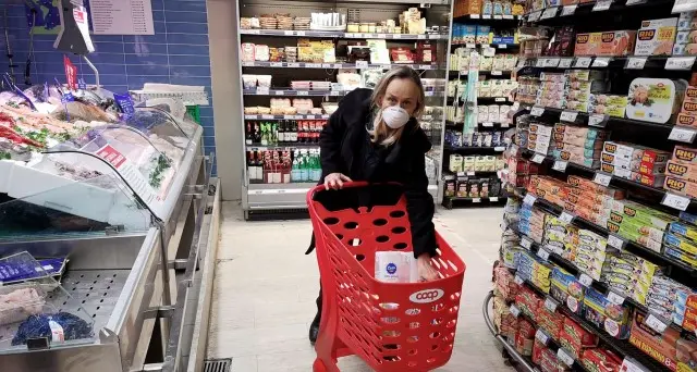 Supermercati, in arrivo l'obbligo di utilizzare mascherina e guanti