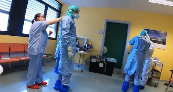 In prima linea contro il virus Il video all'interno del reparto di terapia intensiva di Rovereto