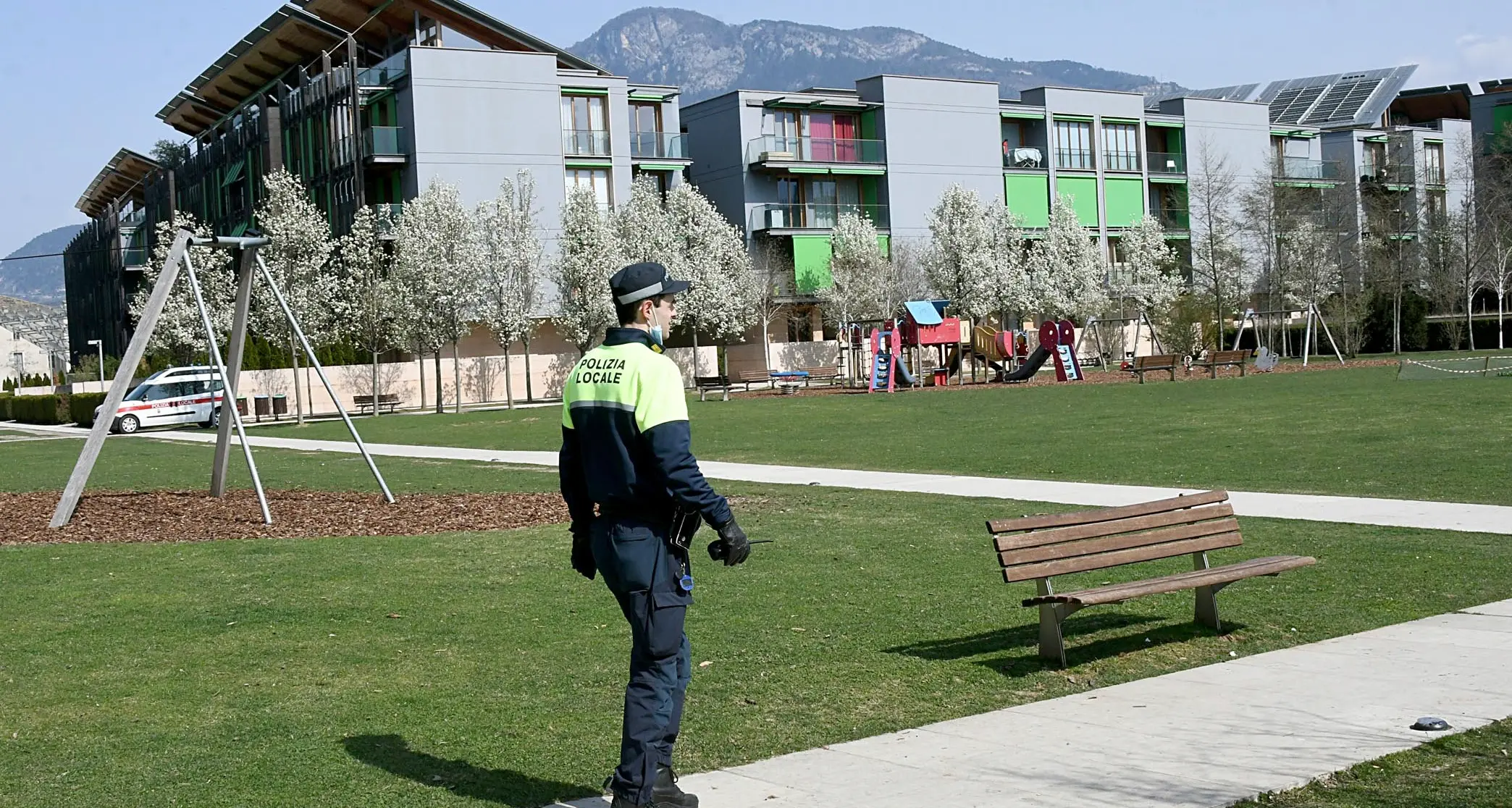 Divieti: ieri 10 sanzioni Multe a chi fa jogging e la spesa lontano da casa