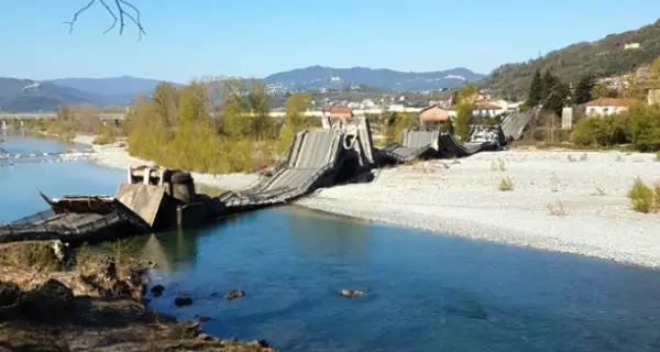 Crolla un ponte ad Aulla Due furgoni precipitano nel vuoto: un uomo ferito