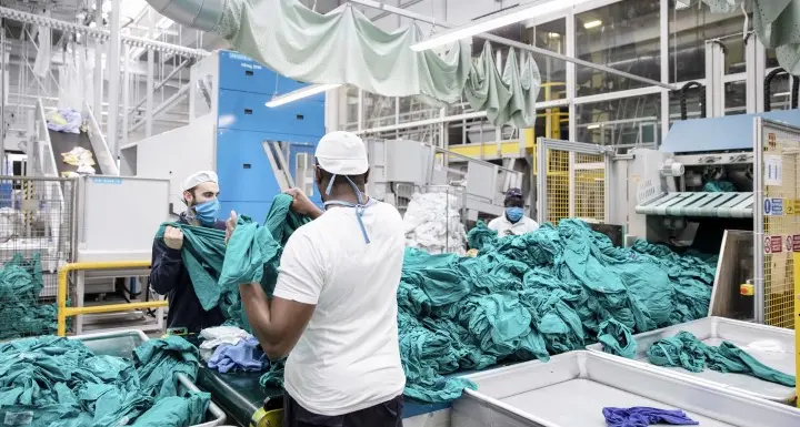 Lavorare per chi è in prima linea Servizi Italia rimette a nuovo camici dei sanitari e biancheria