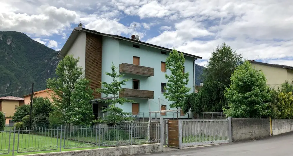 Cucina in Lombardia, sala in Trentino: a Ponte Caffaro lo strano caso della casa divisa in due dal confine