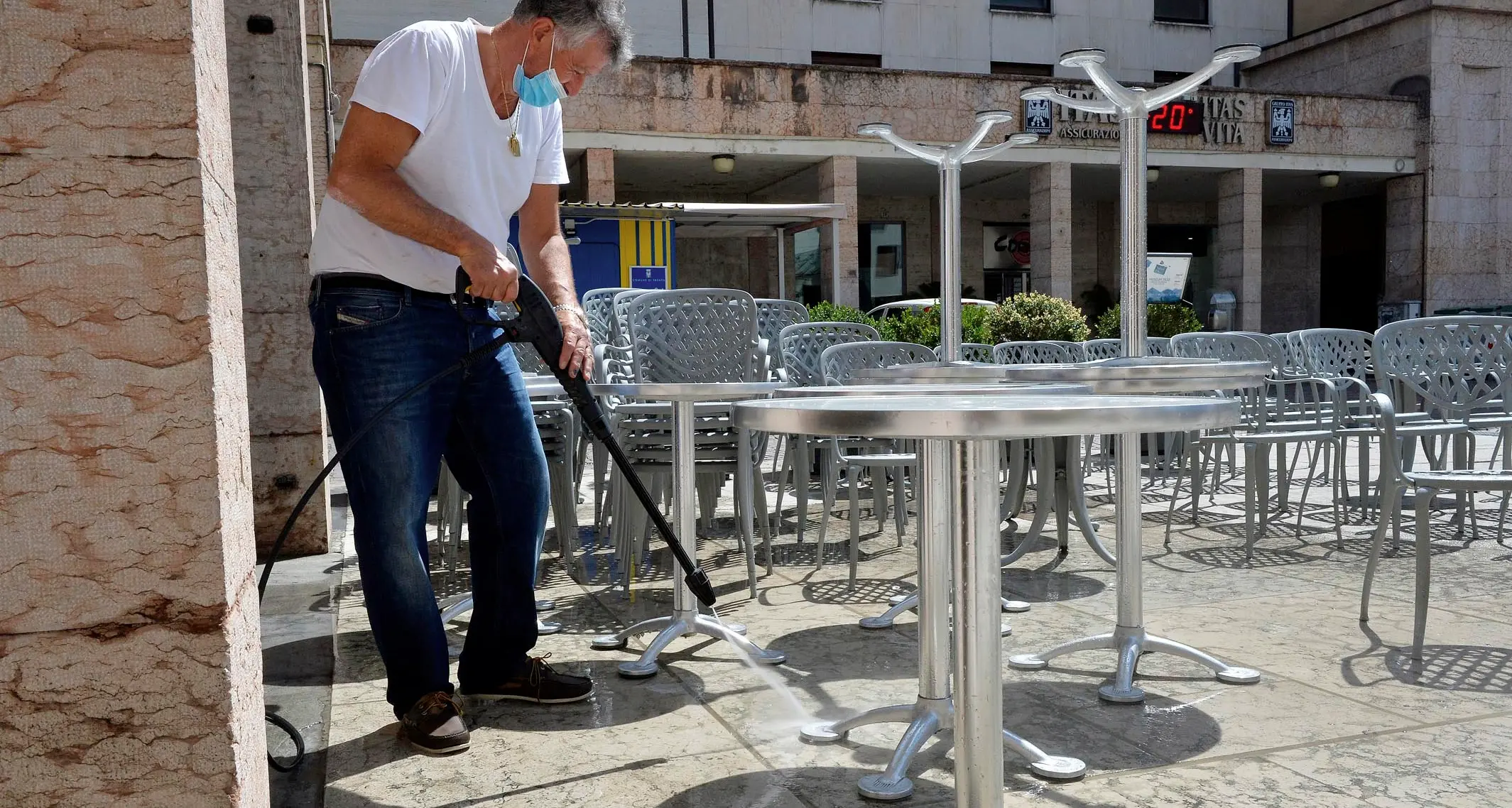 Accordo raggiunto Regioni-Governo: da lunedì ok bar, ristoranti e parrucchieri clienti distanziati solo di un metro