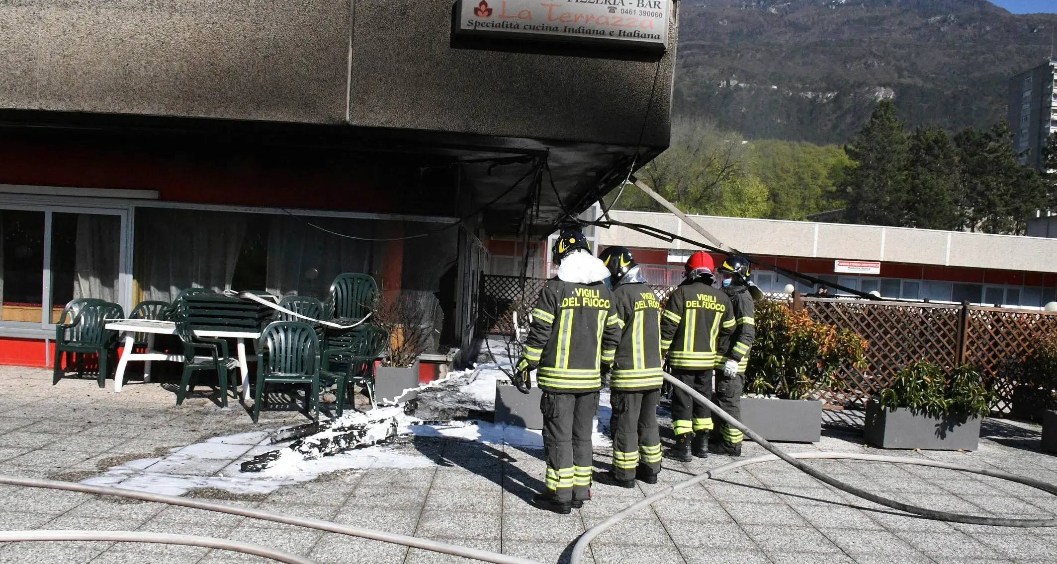 In fiamme i mobili sulla terrazza della pizzeria di Madonna Bianca: rogo domato in pochi istanti