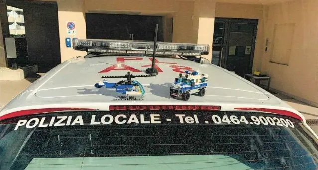 Nei mattoncini Lego il “grazie” alla Polizia locale
