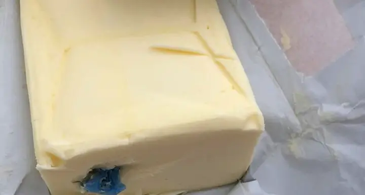 Mentre fa colazione dal burro sbuca un dito di lattice