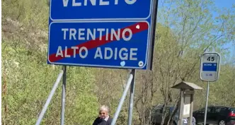 Madre e figlio brindano sul confine fra Trentino e Veneto - VIDEO