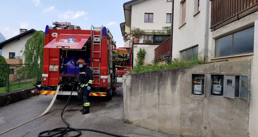 Elettrodomestico in tilt e la cucina va a fuoco
