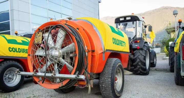 Arco: a sanificare le vie ci pensano i contadini con trattore e atomizzatore