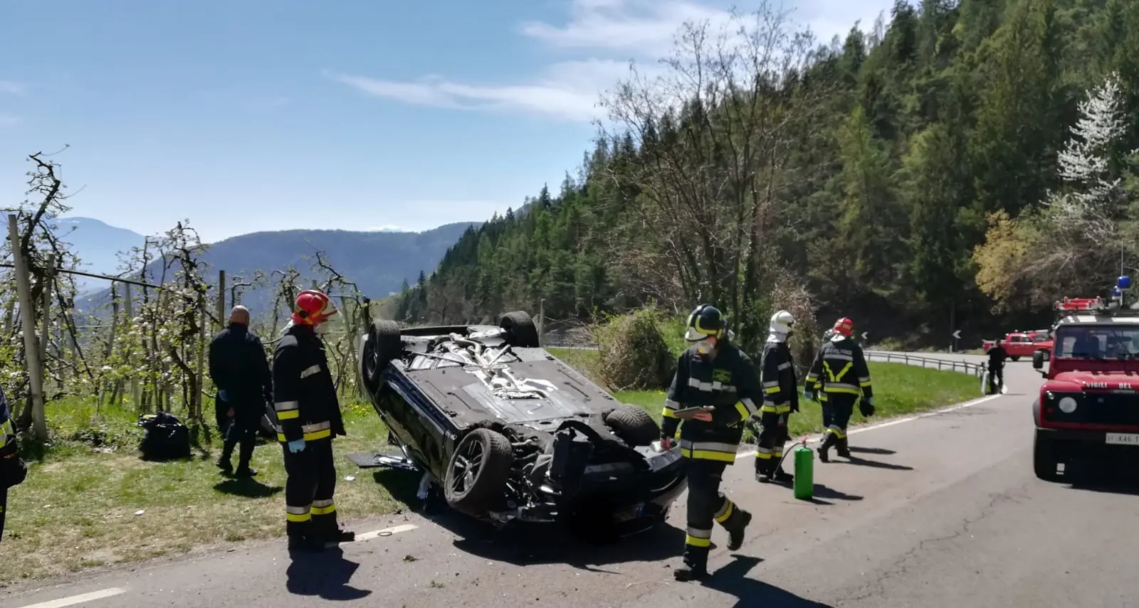 Perde il controllo dell'auto ed esce di strada in curva finendo ruote all'aria