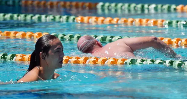 Non è vero che il virus si diffonde in piscina