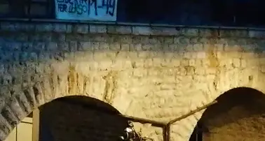 Striscione per \"M49 libero\" sulle arcate di San Pio X rimosso dai pompieri - VIDEO