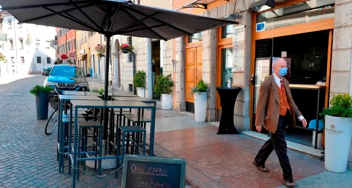 Via libera a gelato, caffè e snack consumati in strada Ecco la nuova ordinanza del presidente Fugatti