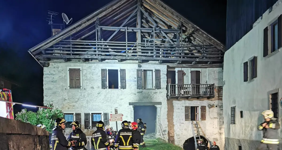Incendio a Bolbeno all'esterno di una casa: quattro persone evacuate