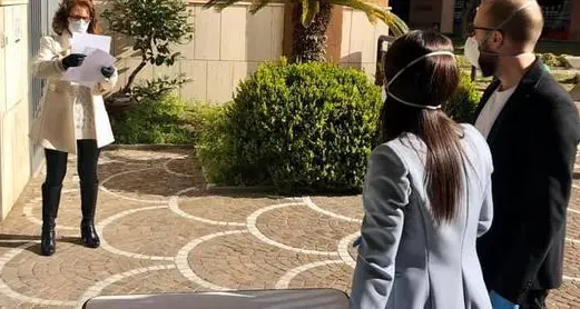 Virus, sposi in mascherina: \"L'emozione è stata tanta faremo la festa più avanti\"