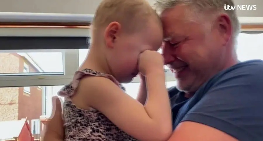 Dopo due mesi riabbraccia la figlia malata di leucemia