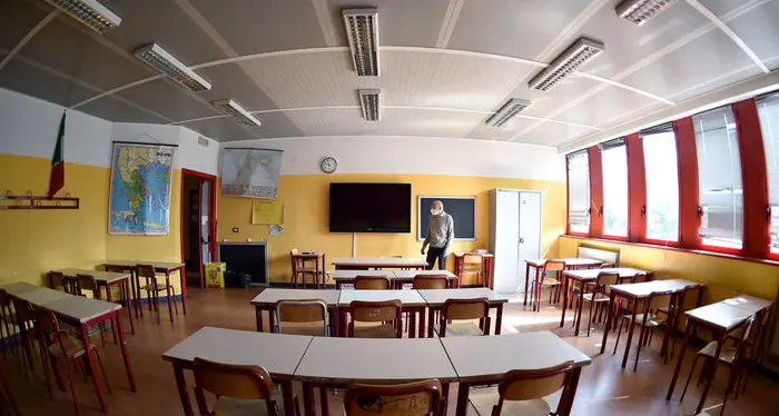 Azzolina presenta il piano scuole: rientro a scaglioni e mascherine sanificazione e percorsi distanziati