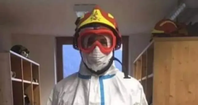 Il pompiere in versione Covid: \"Non spaventatevi se interveniamo vestiti così\", l'annuncio di Commezzadura