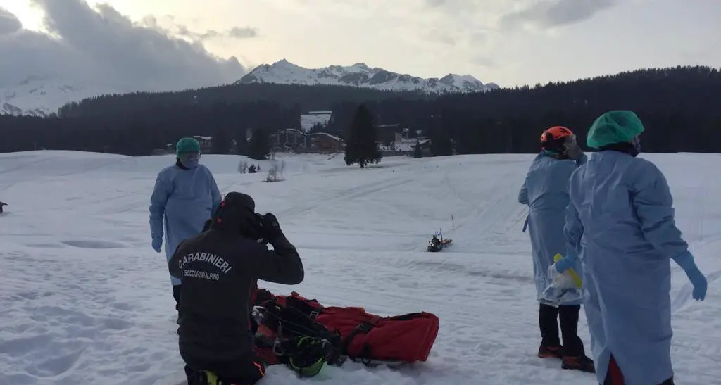 Un malore per la guida alpina: soccorso in quota con camici e mascherine \"Chiedo scusa a tutti, ho sbagliato\"
