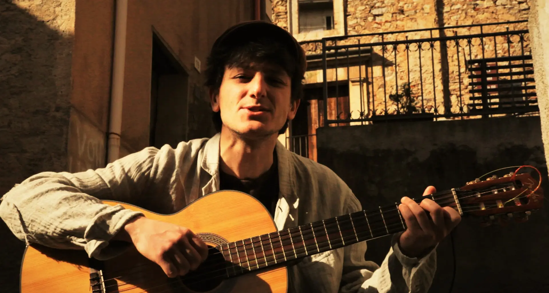 Davide Prezzo nel singolo \"Tre\" racconta la sua vita fra Sicilia e Trentino