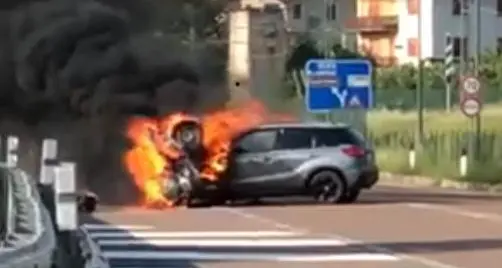 Violento scontro a Taio: in fiamme moto finita contro un'auto