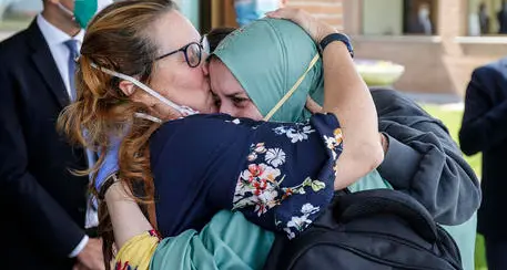 Silvia Romano è in Italia: in veste islamica, sorridente «Ora voglio stare con la famiglia»
