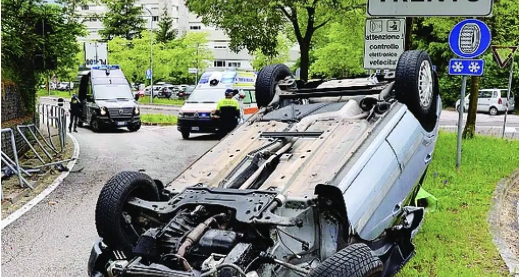 Alla rotonda di via Conci auto si ribalta dopo aver preso i cordoli a tutta velocità