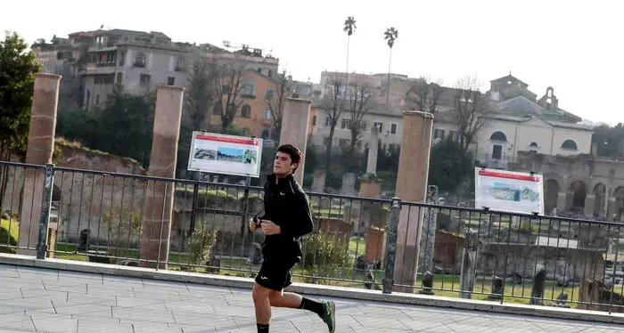 Verso una stretta sui divieti e proroga chiusura delle scuole Conte: \"Blocco andrà avanti\"